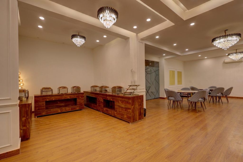 Hotel Grey Sky dining